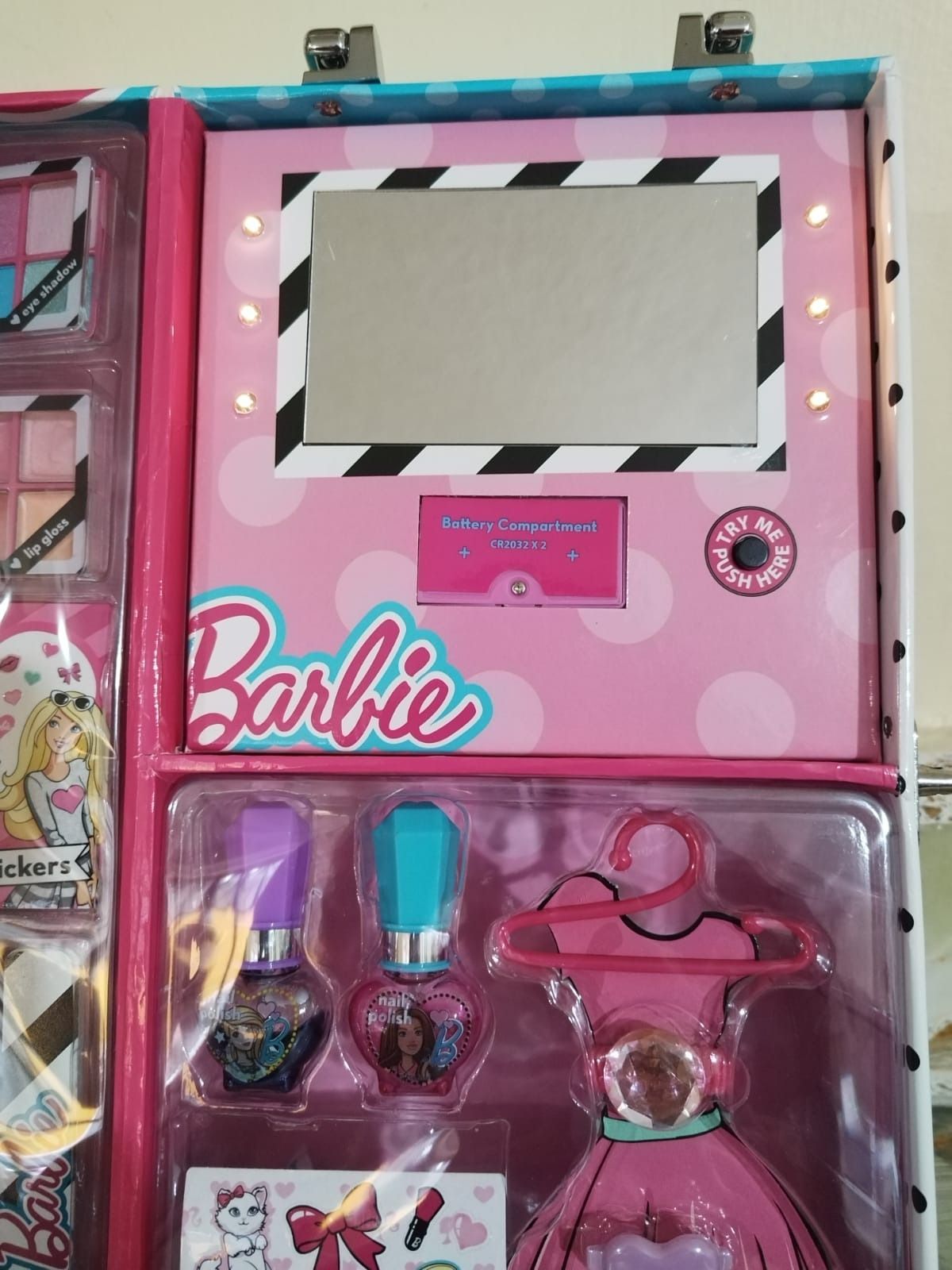 BARBIE / Estuche de belleza con maquillaje y accesorios.