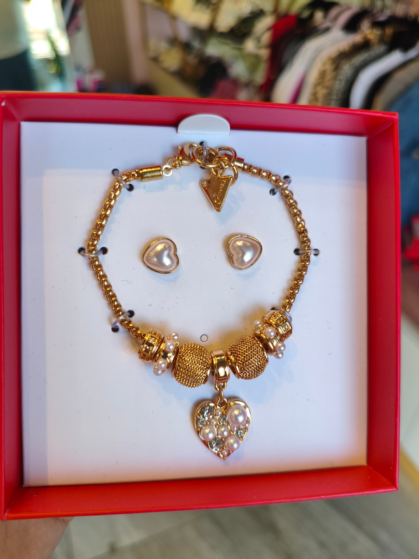 SET PULSERA DORADA Y ARETES - GUESS